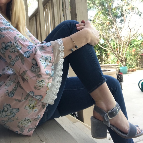 🦋Lovely Velvet Heels 👗Sale - Picture 2 of 4